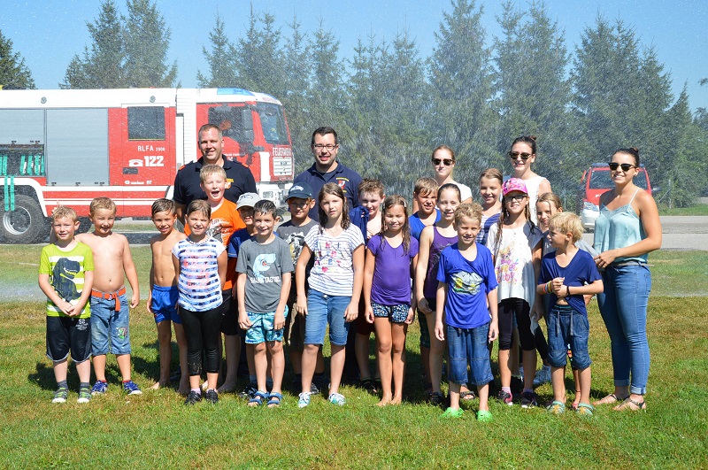 Kinder der Ferienbetreuung besuchen die Feuerwehr